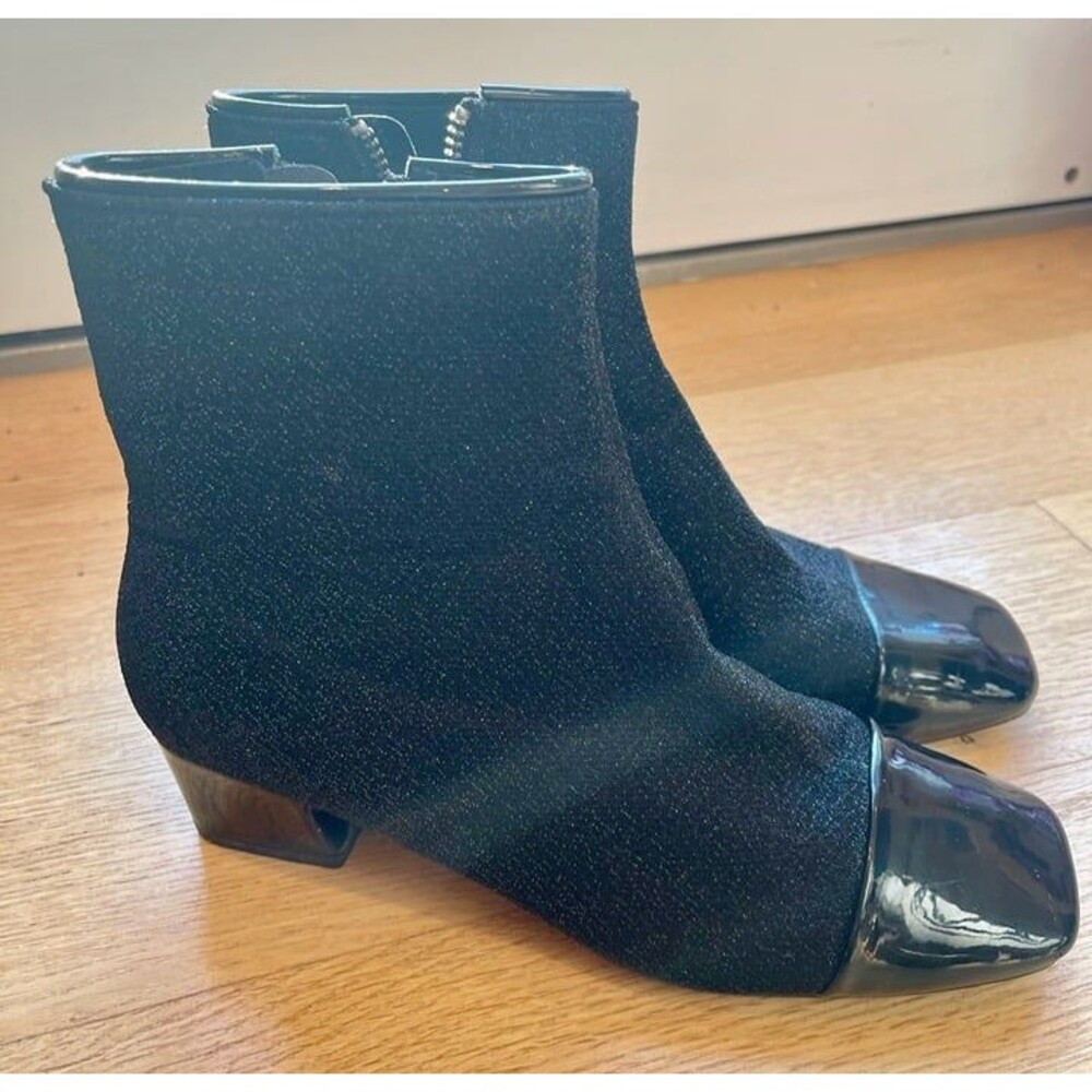 Women’s black two tones patent cap toe ankle boots 6.5